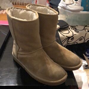 UGGS~Koolaburra~ Tan Boots~8